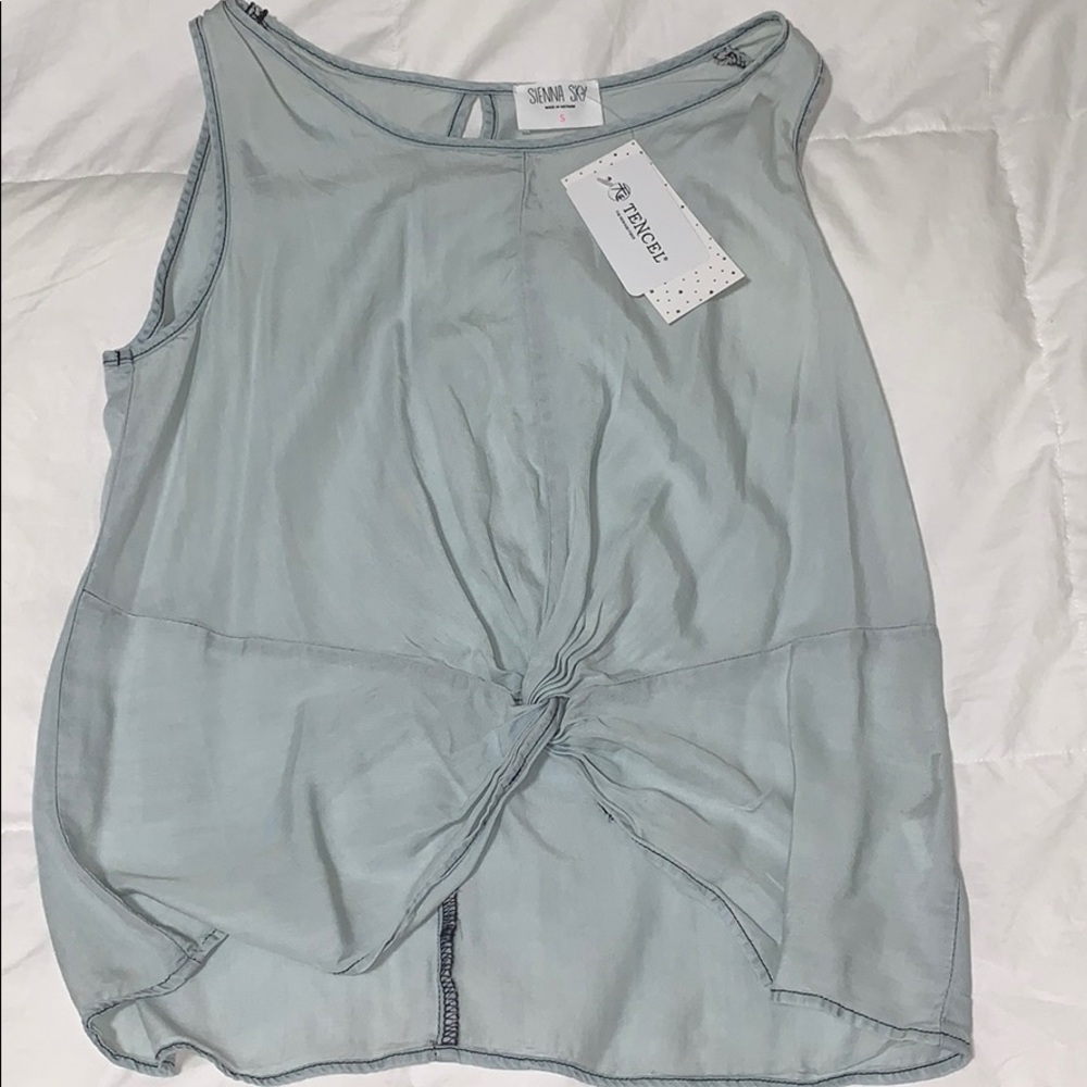 Knot Front Top 💙